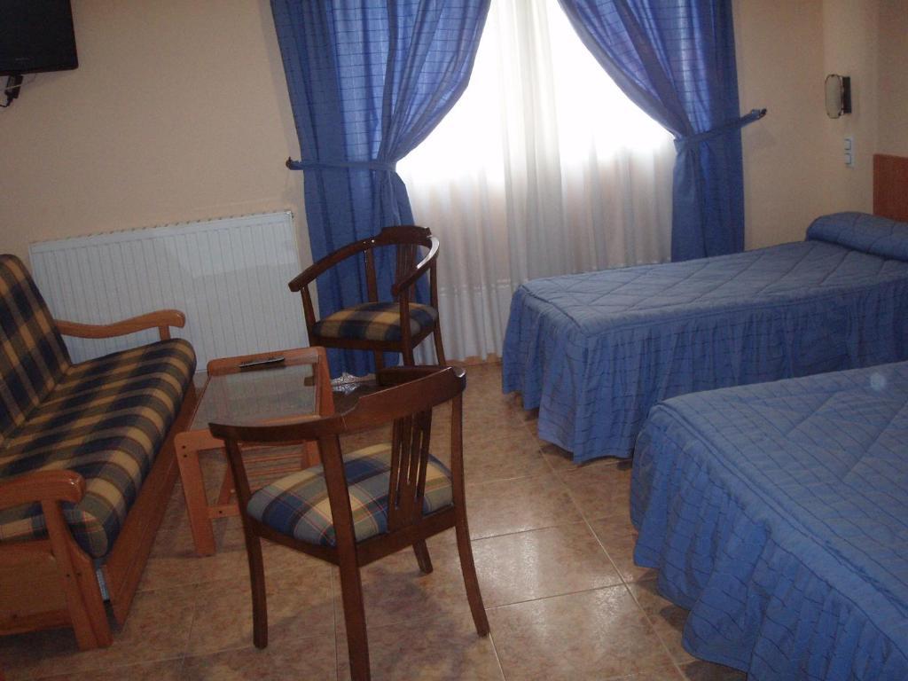 Hotel Los Hermanos Ocaña Habitación foto